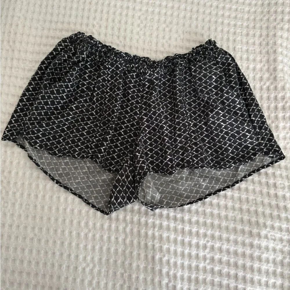 Old Navy black and white mini shorts size XS